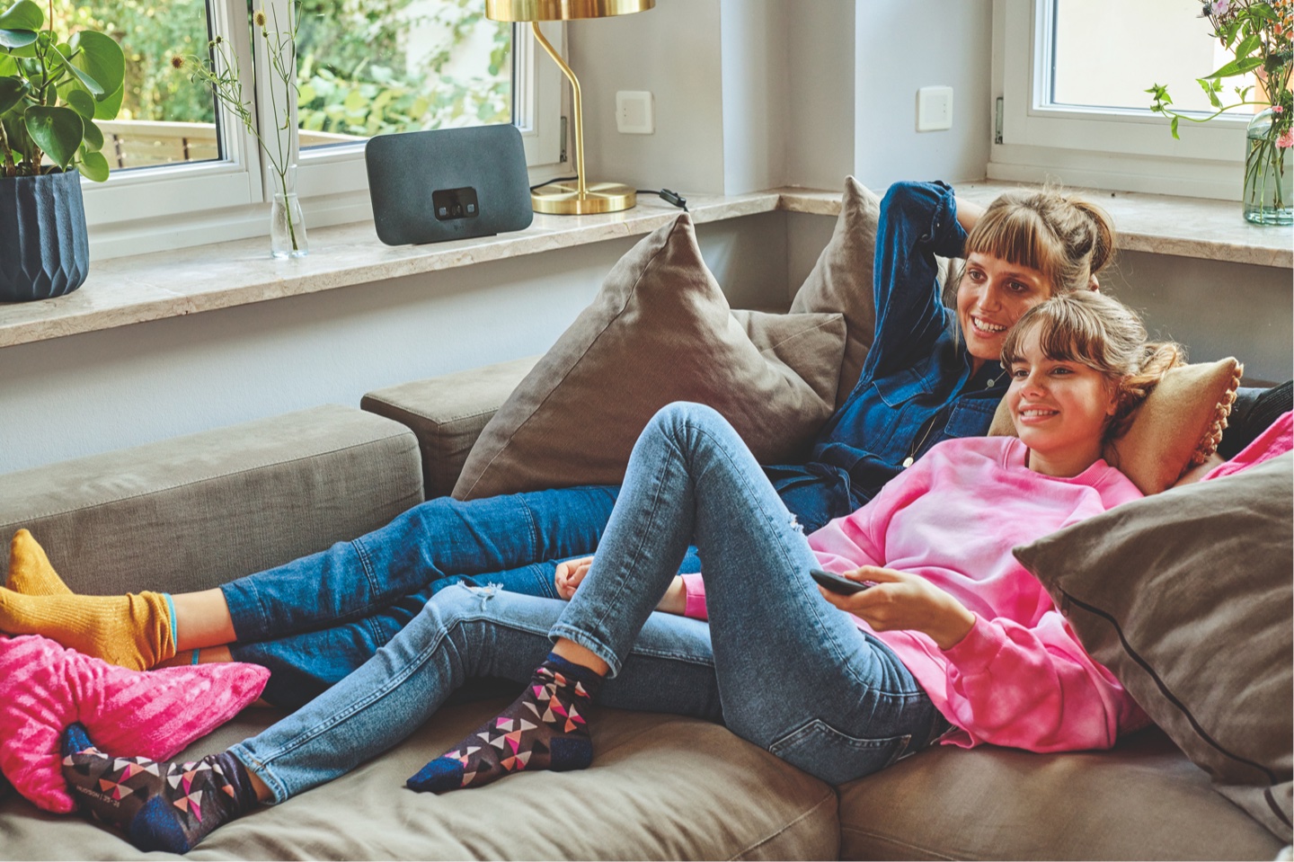 Familie kauft entspannt von zu Hause aus digital ein